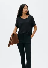 Blusa blanca de manga corta y cuello redondo.