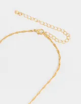 Cadena dorada con dije de strass y corazón de metal.