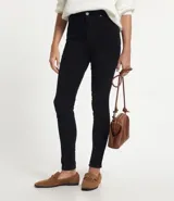 Pantalón skinny de terciopelo cotelê color marrón, con cintura mediana, bolsillos delanteros y traseros, cierre por botón y cremallera.
