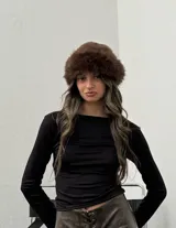 Gorro tipo bucket de piel sintética color beige.