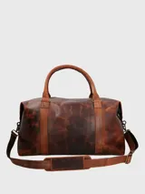 Bolso de viaje de cuero color marrón con compartimento principal con cierre de cremallera, bolsillo interior con cierre, bolsillo frontal de fácil acceso, correas ajustables y removibles, y forro interior 100% poliéster reciclado.