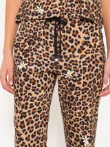 Pantalón babucha de algodón con estampado animal print y flores, cintura elastizada con cordón y botamanga con tabla.