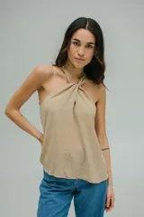 Blusa azul marino de crepe fluido con escote halter y nudo en el cuello.