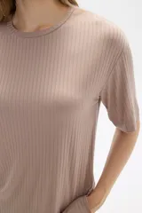 Remera negra de viscosa con textura acanalada, corte holgado y cuello redondo.