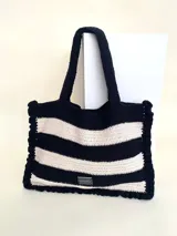 Bolso tipo tote tejido a mano en crochet con hilo 100% algodón, de diseño rayado en amarillo y beige.