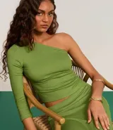 Blusa verde de rib con escote asimétrico de un solo hombro y manga larga.