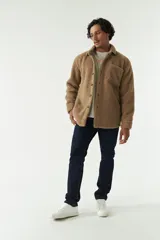 Sobrecamisa de sherpa color marrón claro con cuello camisero, cierre frontal con botones, bolsillo tipo parche en el pecho y manga larga.