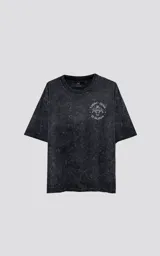 Remera negra con efecto nevado, de corte oversize y manga corta. Estampado frontal con diseño de la carta del tarot 'El Diablo'.