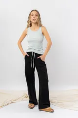 Pantalón jogger wide fit color amarillo pastel, confeccionado en algodón suave, con cintura elástica con cordón ajustable y bolsillos laterales funcionales.
