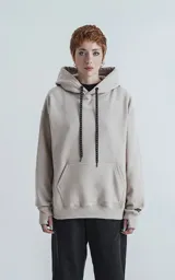 Hoodie color arena de frisa premium, con capucha gigante ajustable y puños elastizados.