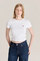 Remera blanca de algodón con logo de Levi's en el pecho.