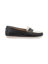 Mocasín de cuero negro con detalle en color crema en la parte delantera.