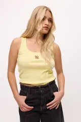 Musculosa marrón de lycra y algodón, con logo bordado en color amarillo.