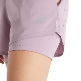 Short deportivo 2 en 1 New Balance color lila, con calza interior ajustada y short exterior holgado.