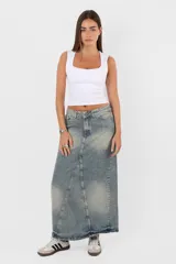 Musculosa blanca de microfibra con escote cuadrado y corte ajustado.