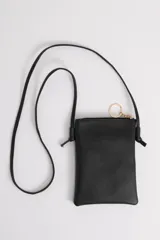 Funda porta celular negra con correa larga para colgar al hombro, bolsillo frontal y cierre con broche a presión. Incluye llavero dorado.