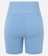 Conjunto deportivo de dos piezas, color fucsia vibrante, compuesto por un top deportivo de escote redondo y una bermuda ciclista de tiro alto.