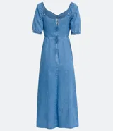 Vestido midi de jean celeste con escote en V, mangas cortas abullonadas, botones forrados en el frente, abertura frontal y corte en la cintura.
