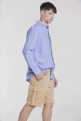 Bermuda color beige con bolsillos cargo laterales.