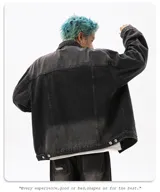 Campera de jean negra con efecto gastado y roturas. Diseño de corte amplio (boxy) con cuello, cierre frontal de botones, bolsillos con solapa en el pecho y bolsillos laterales.