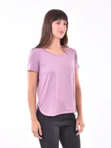 Remera color lila de corte clásico y mangas cortas.