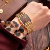 Reloj Casio modelo AQ230GA-5AMQYDF, color dorado, con caja cuadrada de acero y esfera marrón.