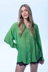 Camisa verde de manga larga con botones.