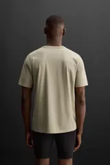 Camiseta negra de entrenamiento corte relaxed fit, confeccionada en tejido de mezcla de algodón de peso ligero, con cuello redondo en rib y manga corta.