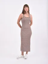 Vestido midi ajustado al cuerpo, con estampado a rayas horizontales blancas y negras, breteles finos negros y escote recto.