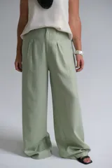 Pantalón verde lima de tiro alto, corte palazzo y pinzas delanteras.