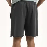 Short gris de jogging con cintura elástica y ruedo desflecado.