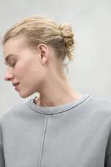 Buzo gris de algodón con cuello redondo y mangas largas.