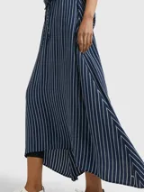 Falda midi azul marino con rayas verticales blancas, cintura elástica con cordón y dobladillo asimétrico.