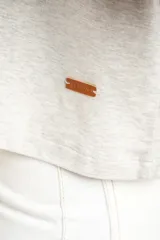 Remera gris jaspeado de corte oversize y mangas cortas.