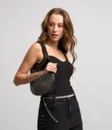 Body negro de crepé sin mangas, con escote corazón y detalle de tul con transparencia en la parte superior.