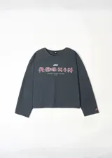 Crewneck (jersey de cuello redondo) unisex color gris oscuro, con estampado frontal que dice "RE:SKIN" y texto pequeño debajo. Presenta mangas largas y corte holgado.