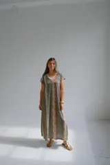 Vestido largo verde con lurex dorado, escote en V y mangas cortas.