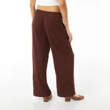 Pantalón ancho de punto crepé color marrón con cintura elástica ajustable con cordón.