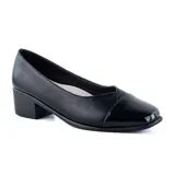 Zapato de cuero negro con puntera charolada, de corte clásico y taco bajo cuadrado.