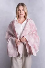 Pashmina en gasa de algodón color rosa, combinada con lana Merino natural, tejida a mano para mayor suavidad y calidez.