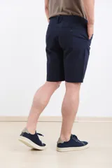 Bermuda color verde con bolsillos laterales y traseros.