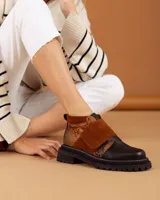 Botinetas negras de cuero con suela track y ajuste con velcro.