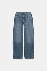 Pantalón de jean azul de tiro medio, corte amplio tipo barrel, con bolsillos delanteros y traseros, trabillas en la cintura, efecto lavado y cierre frontal con cremallera y botón.