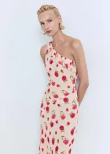 Vestido midi de fiesta color rosa pálido con estampado de rosas rojas, corte al bies, un hombro descubierto con volantes y cierre lateral invisible.