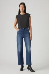 Pantalón de jean azul de corte recto, tiro alto y largo al tobillo.