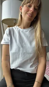 Remera blanca de algodón con cuello redondo y mangas cortas.