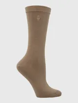 Calcetín de largo medio color beige (stone), confeccionado en algodón y spandex, con tecnología Comfort Cuff (puño suave) y pequeño logo bordado en la caña.