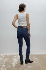 Pantalón de jean de tiro alto, corte skinny y color azul oscuro.
