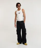 Pantalón masculino de sarga color negro, modelo super baggy con cintura con trabilla, cierre tradicional y bolsillo cargo con cierre de cremallera en el lateral.