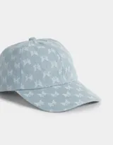 Gorra de jean celeste con estampado de mariposas blancas, visera curva y tira ajustable en la parte trasera.